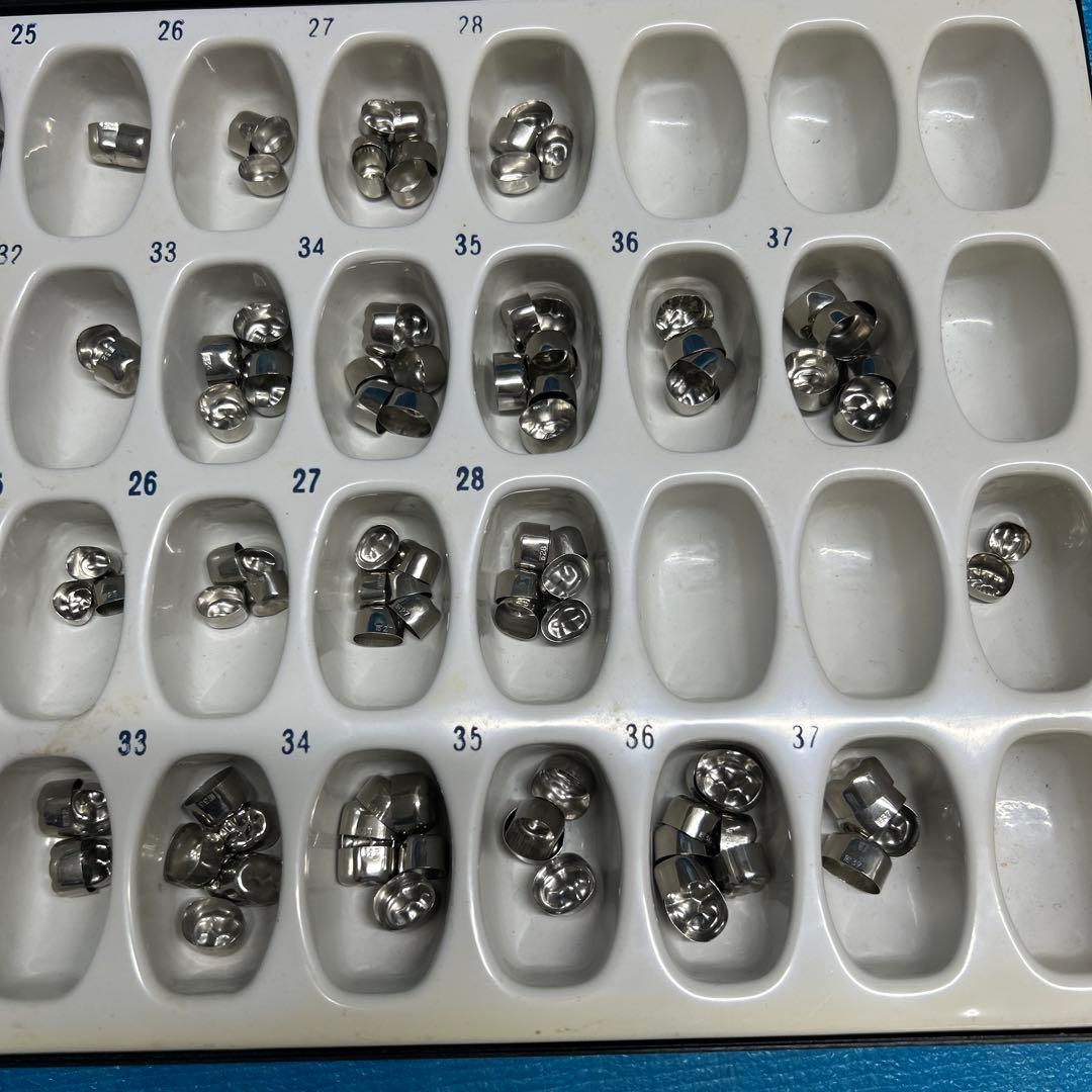 歯科技工　サンキン　乳歯冠　上下　です。