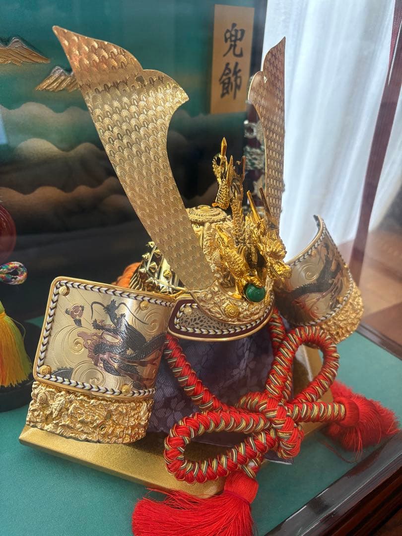 KABUTO 伝統的な五月人形 金色の兜飾り　オルゴール付き 13号彫金　連山