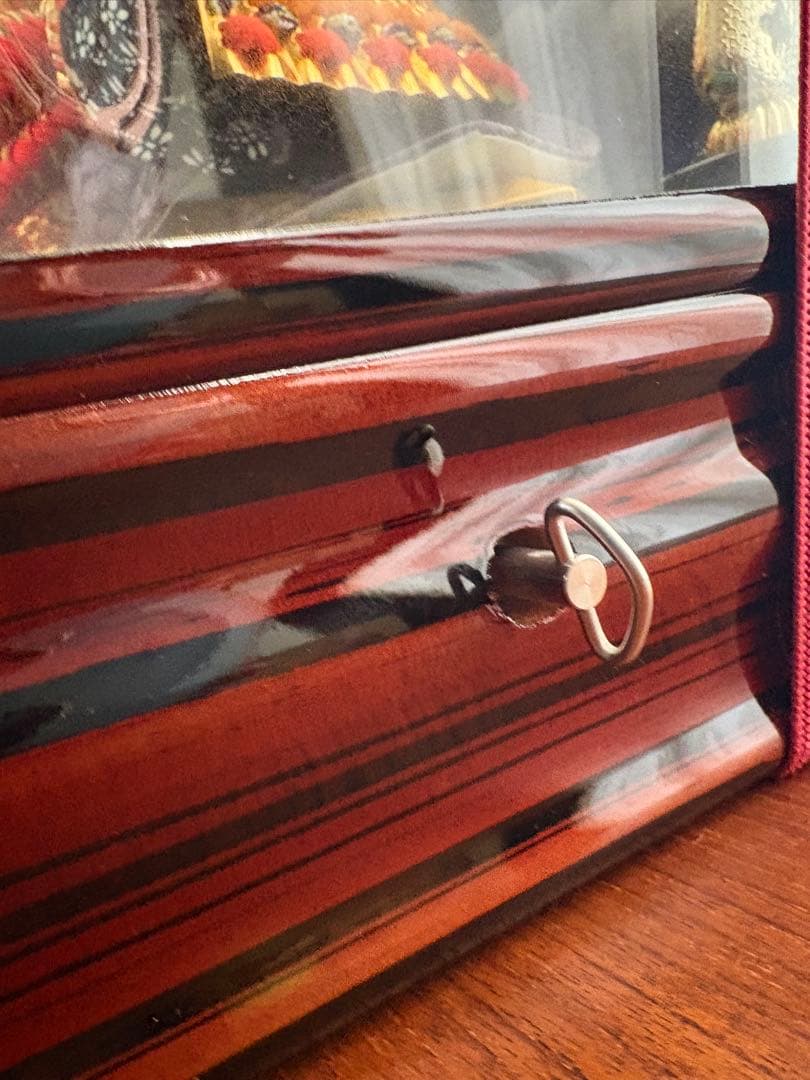 KABUTO 伝統的な五月人形 金色の兜飾り　オルゴール付き 13号彫金　連山