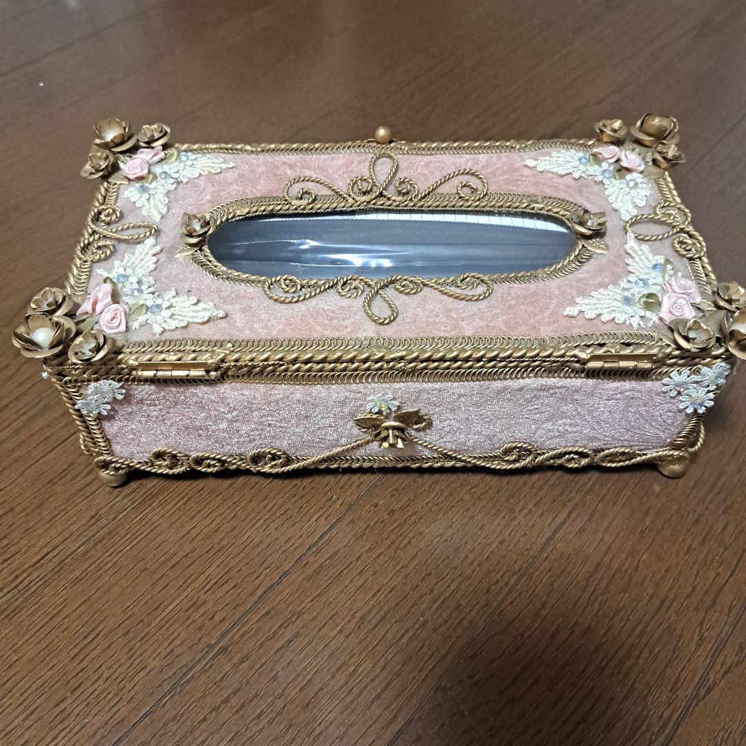 花柄装飾のピンクティッシュボックス