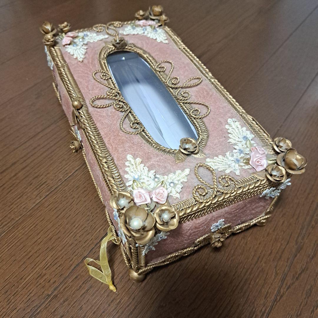 花柄装飾のピンクティッシュボックス