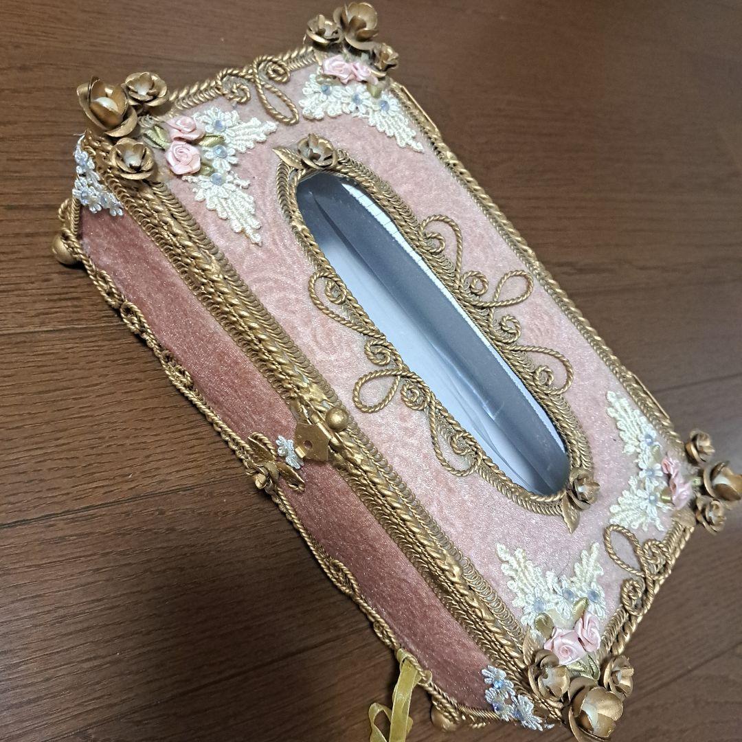 花柄装飾のピンクティッシュボックス