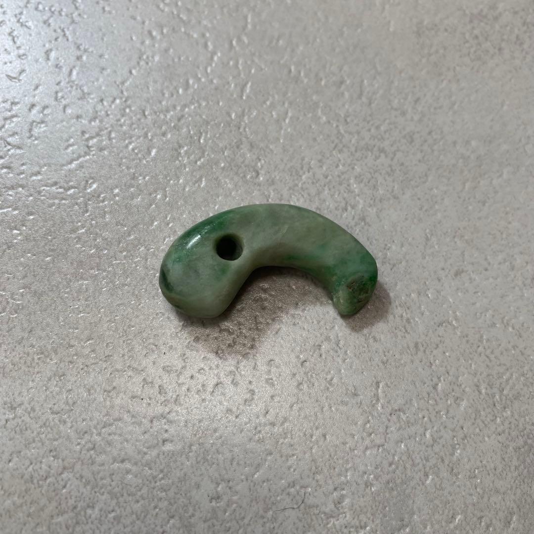 【レア】 糸魚川産 ひすい 勾玉 翡翠 グリーン