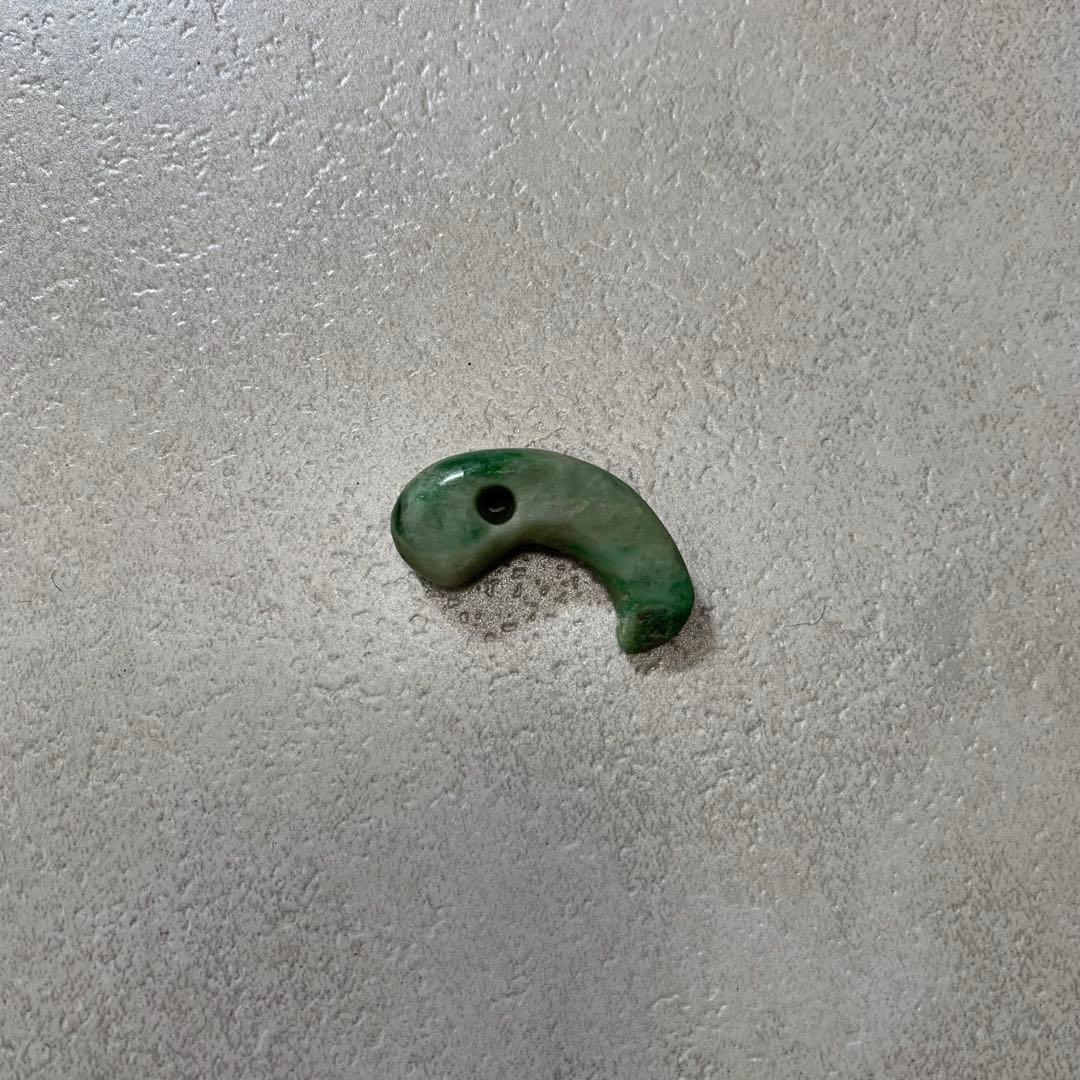 【レア】 糸魚川産 ひすい 勾玉 翡翠 グリーン