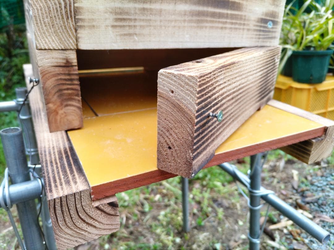 日本蜜蜂 重箱式巣箱4段 スライド底板 付巣門台座　スノコ＋スイスイスカッター