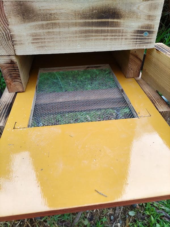 日本蜜蜂 重箱式巣箱4段 スライド底板 付巣門台座　スノコ＋スイスイスカッター