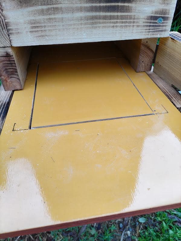 日本蜜蜂 重箱式巣箱4段 スライド底板 付巣門台座　スノコ＋スイスイスカッター