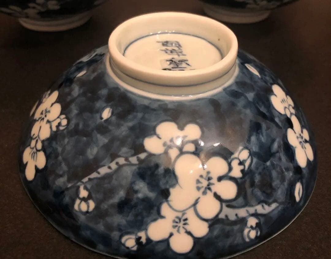 陶祥窯　お茶碗　2客　平茶碗　色絵梅散らし