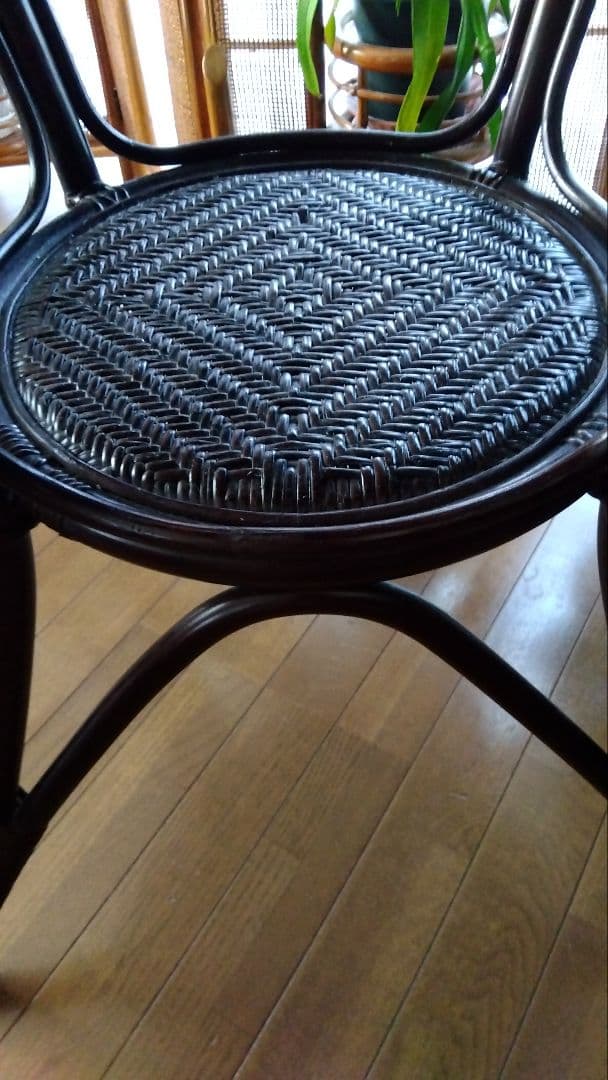 ラタンテーブル（ガラス天板付き）