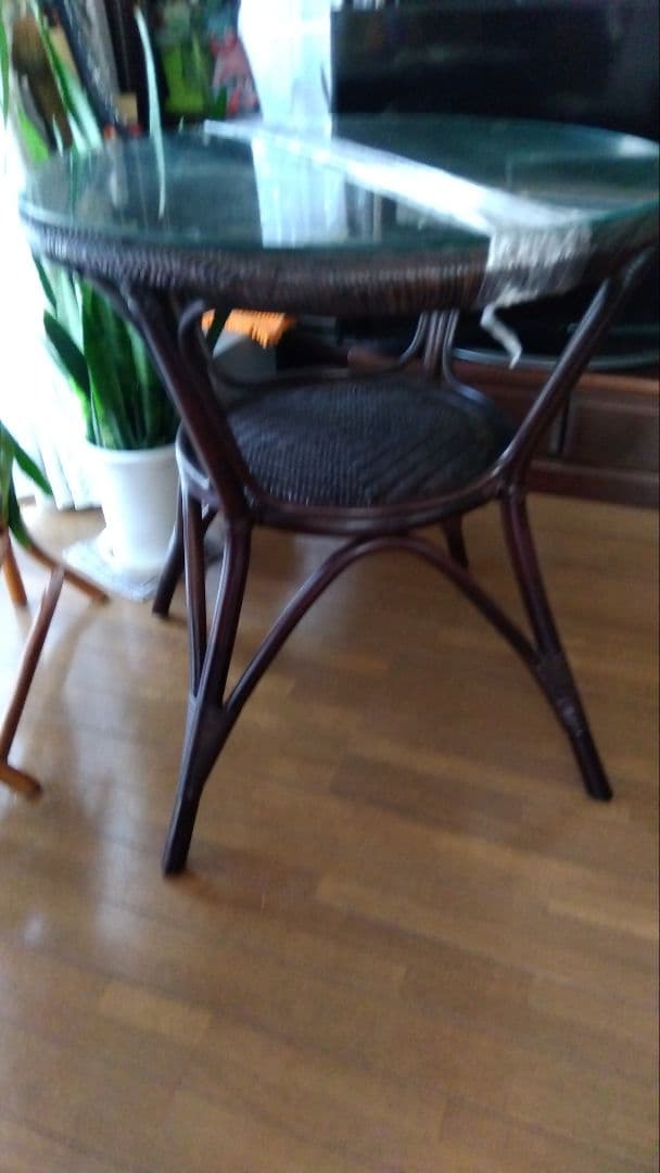 ラタンテーブル（ガラス天板付き）