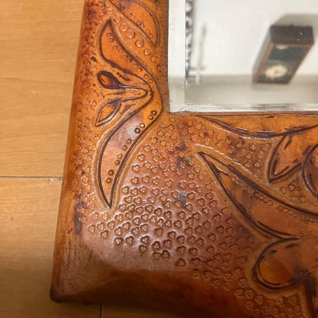 壁掛け鏡　革　カービング