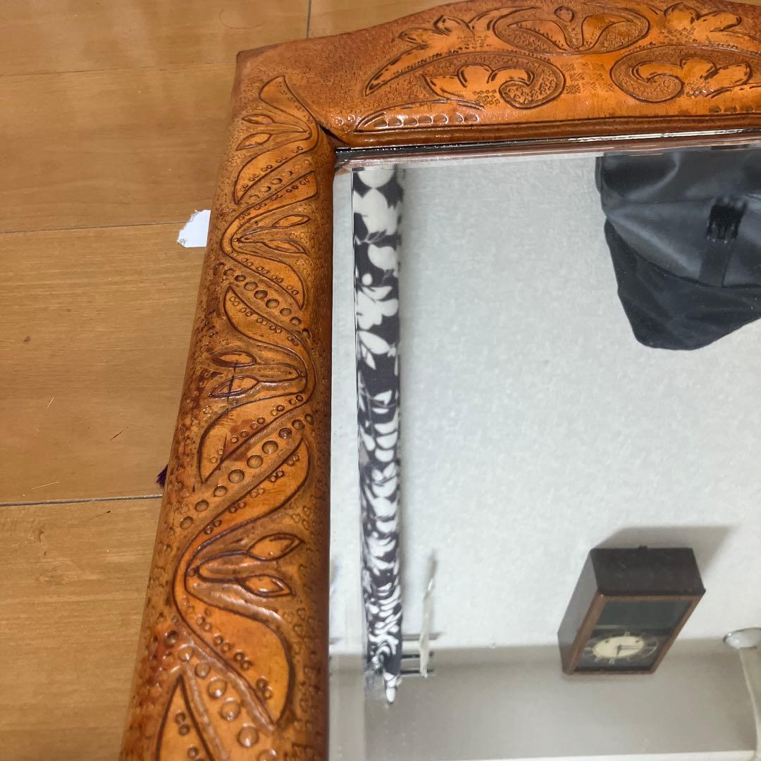 壁掛け鏡　革　カービング