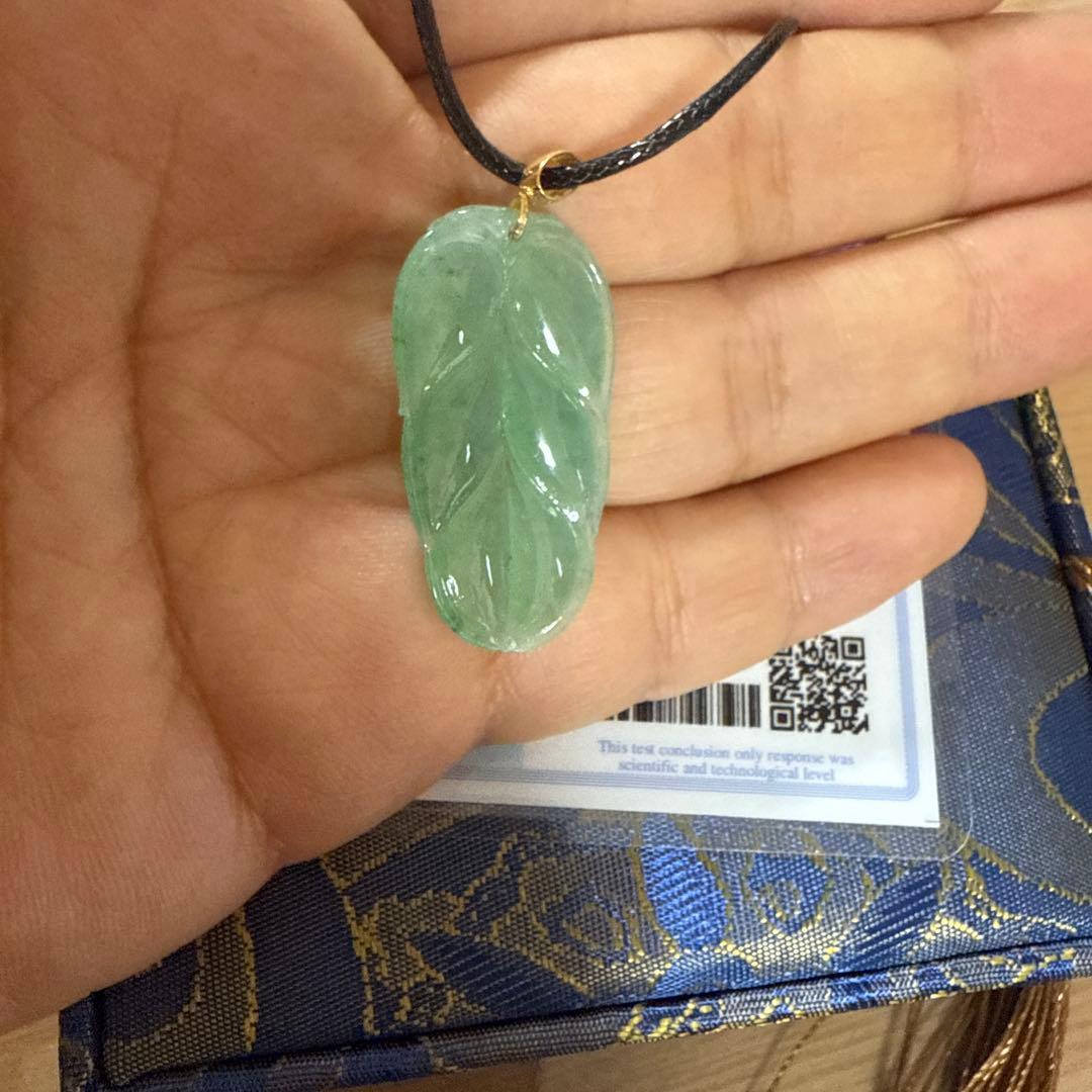 翡翠 葉型ペンダント 鑑定書付き