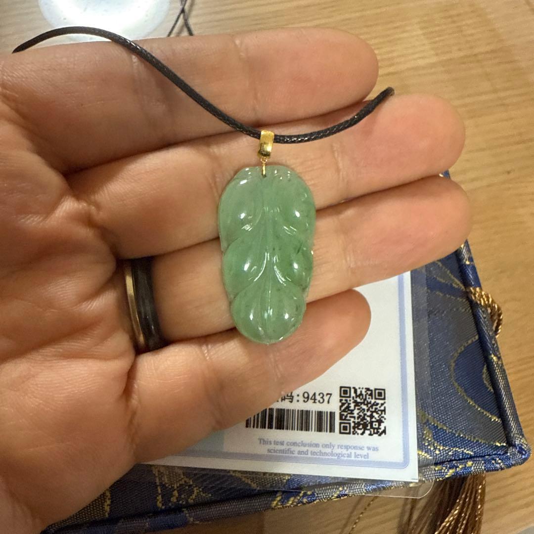 翡翠 葉型ペンダント 鑑定書付き