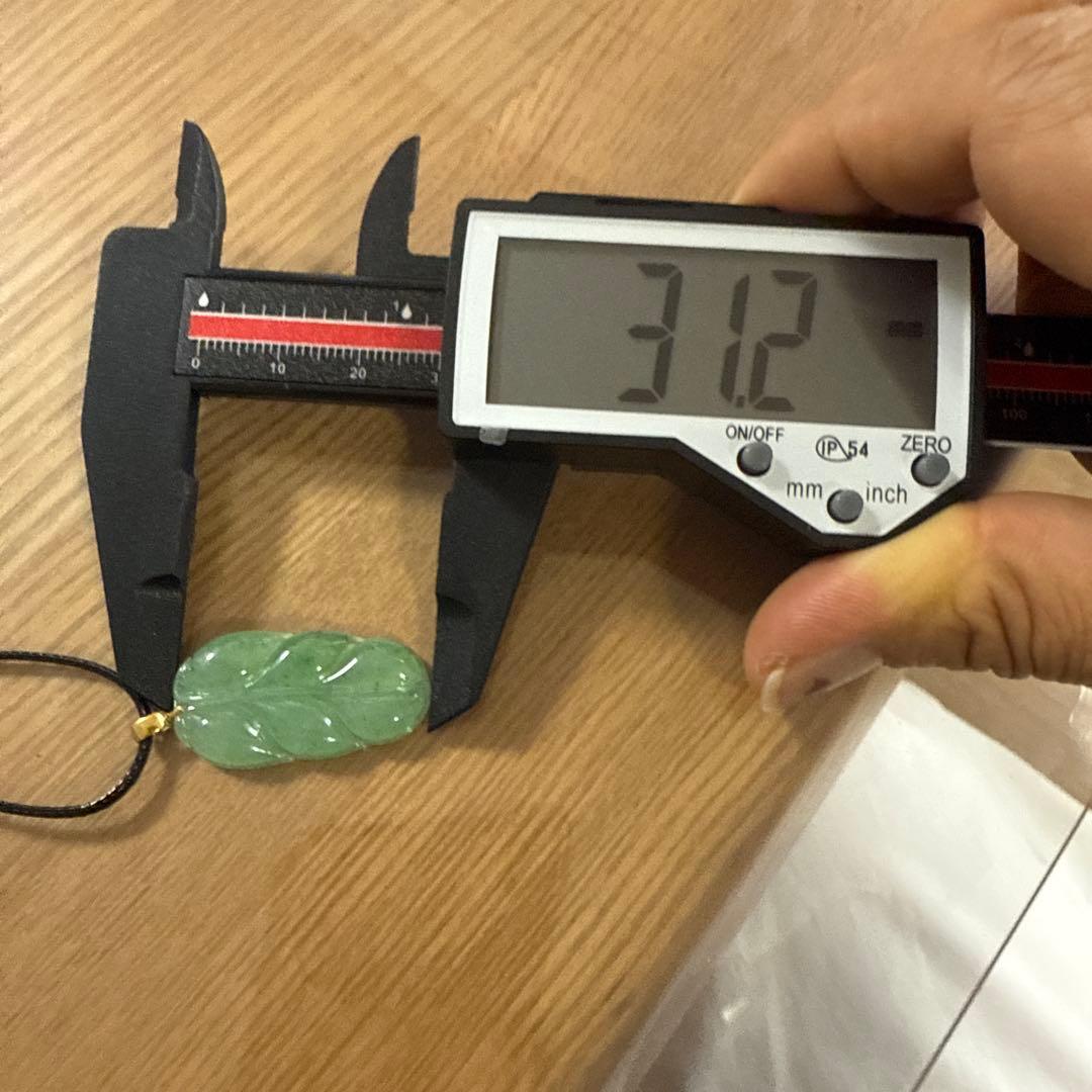 翡翠 葉型ペンダント 鑑定書付き