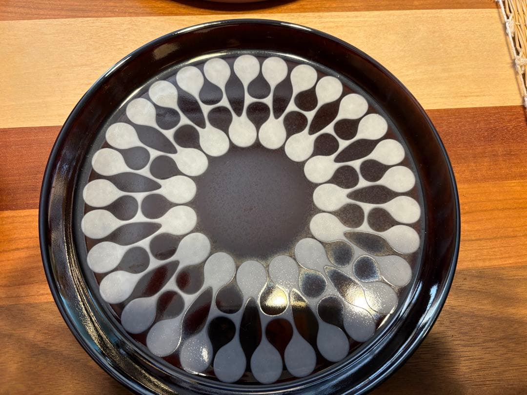 マルヒロ　ハウスインダストリアル　赤と黒茶の水滴模様皿 2枚セット