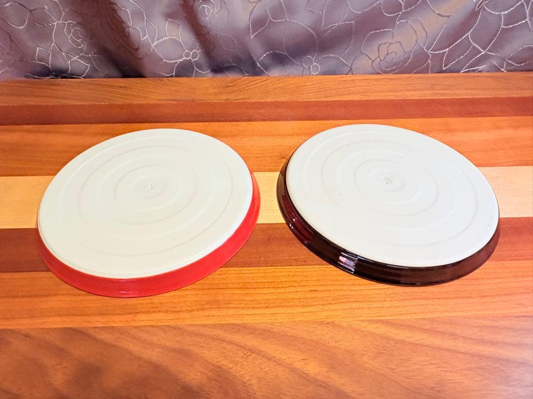 マルヒロ　ハウスインダストリアル　赤と黒茶の水滴模様皿 2枚セット