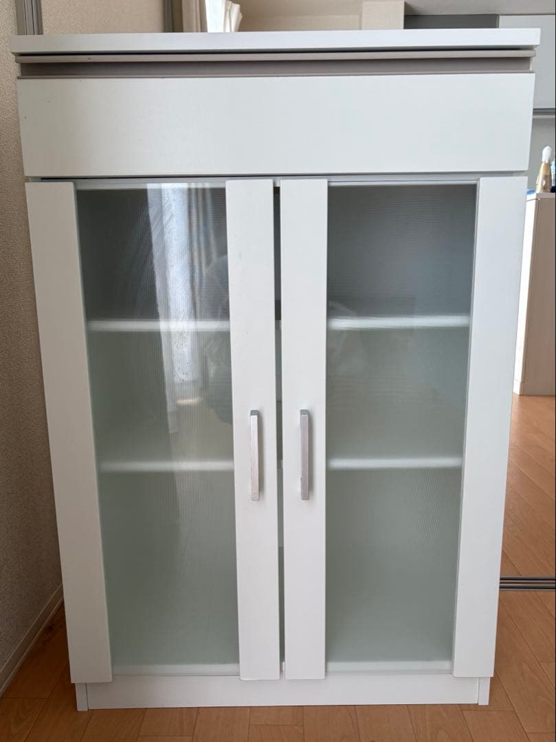 【美品】ニトリキャビネット 食器棚 フォルムNガラス扉付き