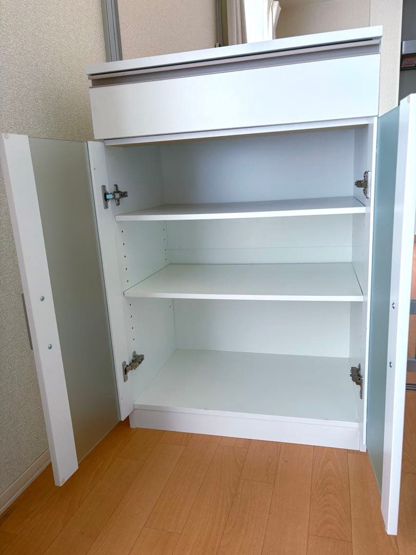 【美品】ニトリキャビネット 食器棚 フォルムNガラス扉付き