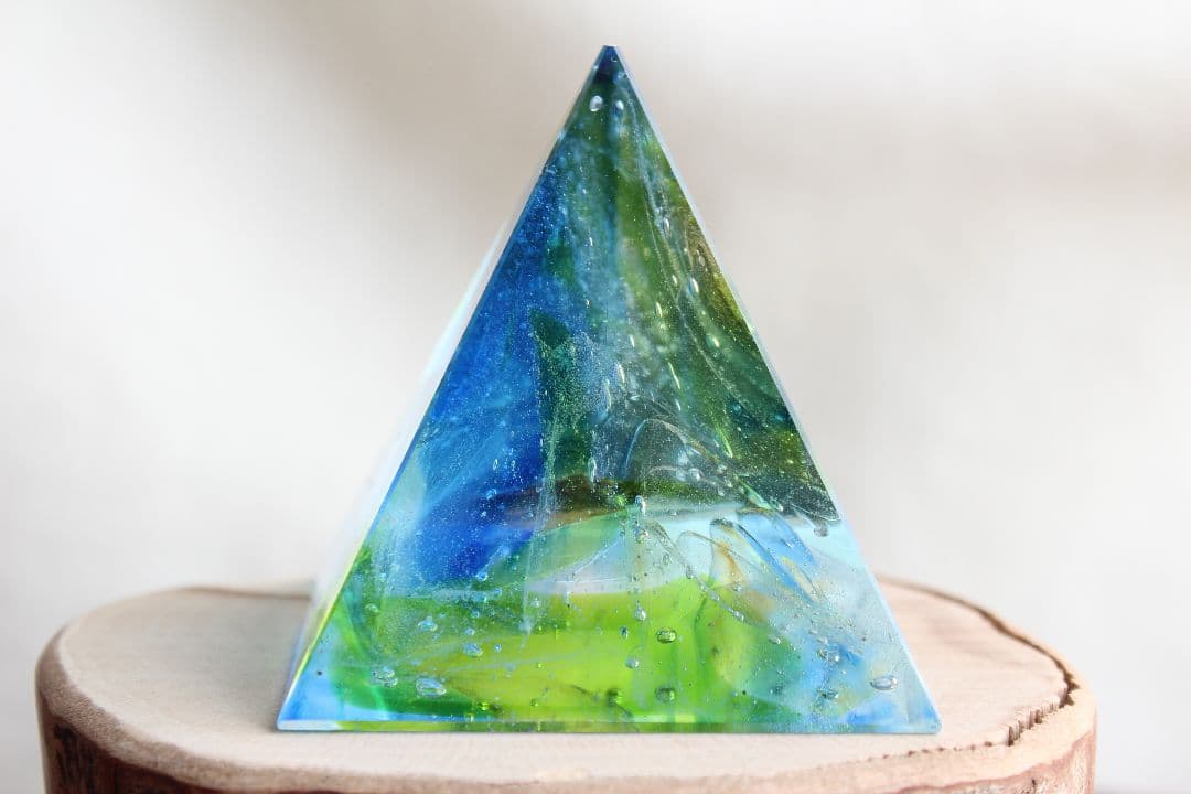 シエラネバダ産アンダラクリスタル　ピラミッド　マルチカラー　グリーン＆ブルー系