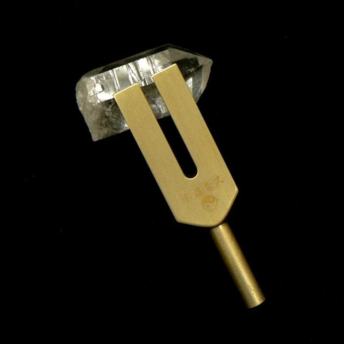 癒しアイテム 「極音」 音叉 水晶玉 ヒマラヤ水晶さざれ石 水晶ポイント付き