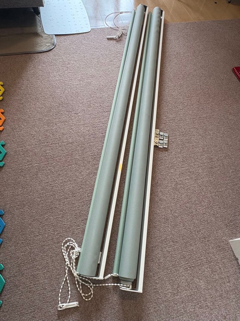 ニトリ　ロールスクリーン　右操作のもの1つ　取付金具付き　高さ250×幅184