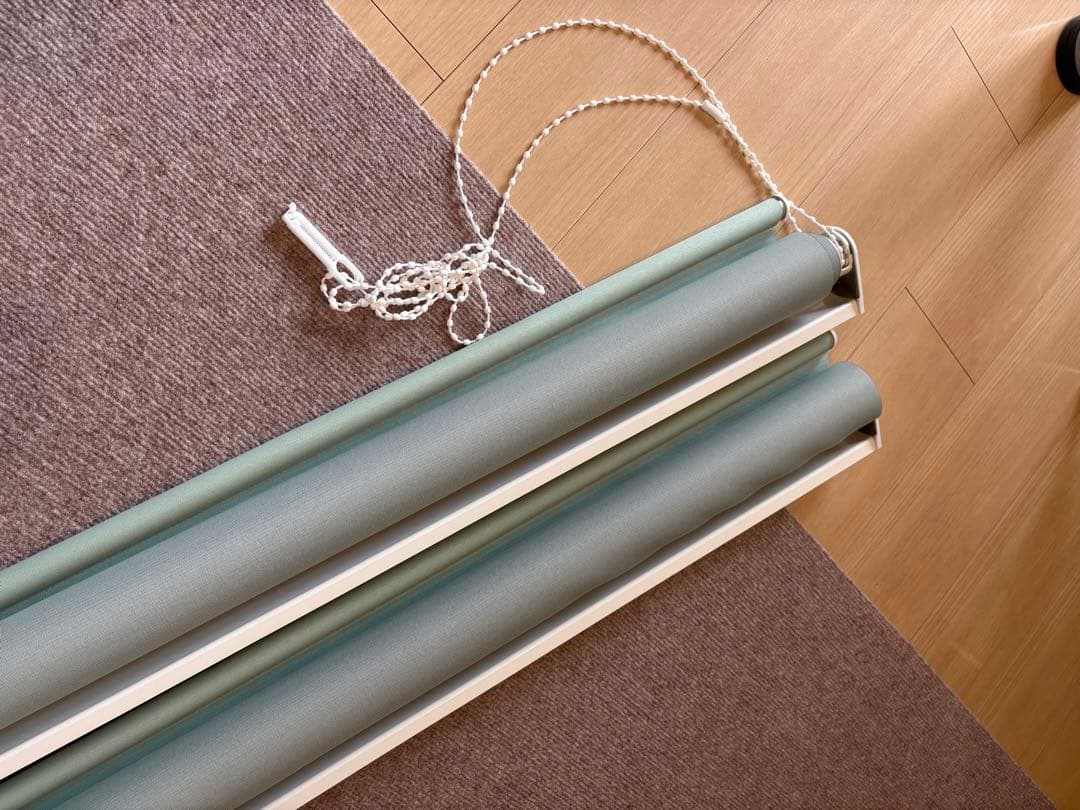 ニトリ　ロールスクリーン　右操作のもの1つ　取付金具付き　高さ250×幅184