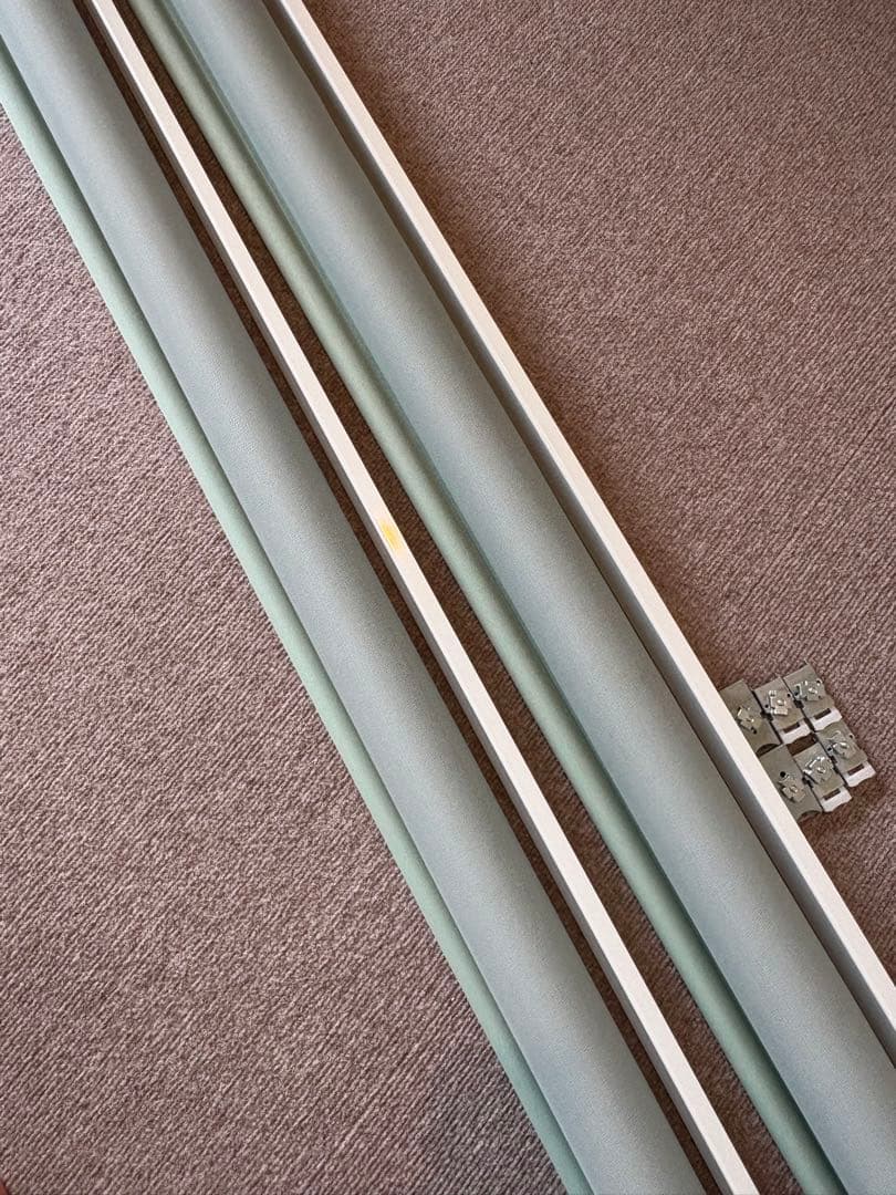 ニトリ　ロールスクリーン　右操作のもの1つ　取付金具付き　高さ250×幅184