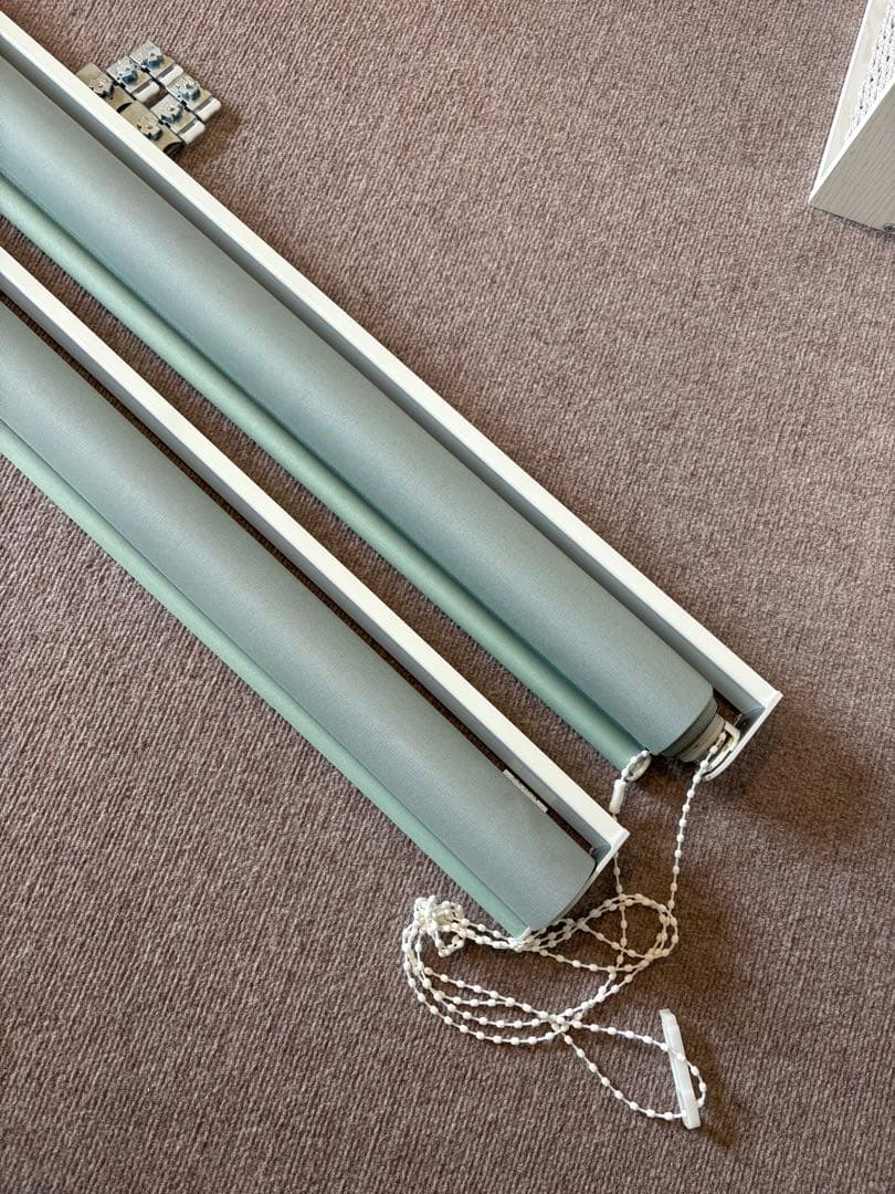 ニトリ　ロールスクリーン　右操作のもの1つ　取付金具付き　高さ250×幅184