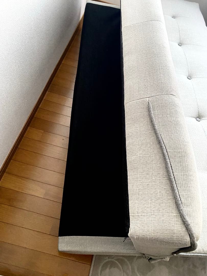 引取り限定　グレーのボタン付きファブリックソファ