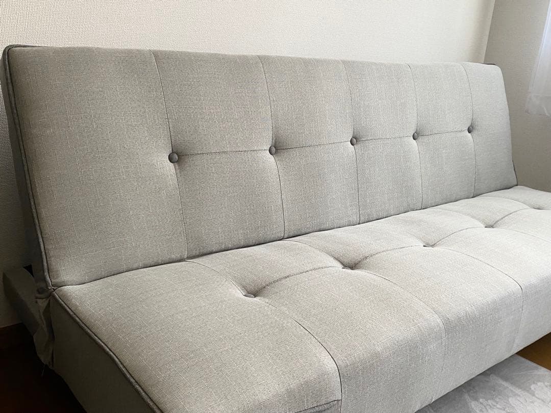 引取り限定　グレーのボタン付きファブリックソファ