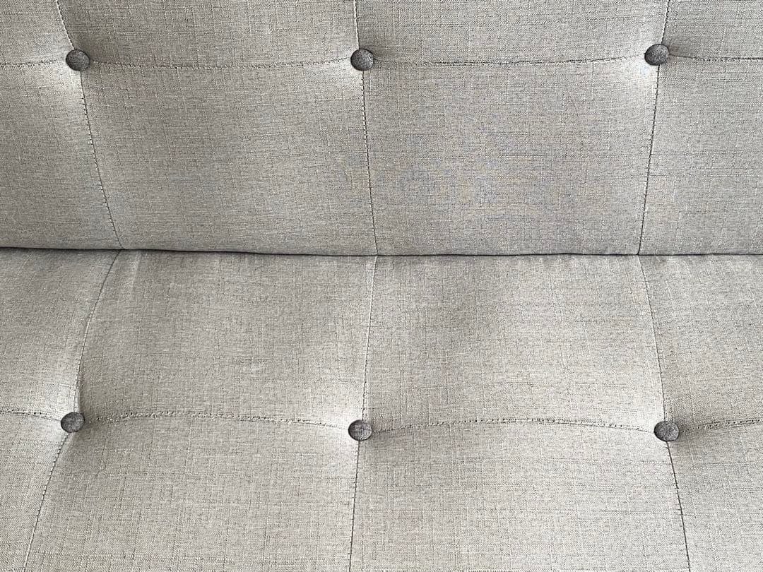 引取り限定　グレーのボタン付きファブリックソファ