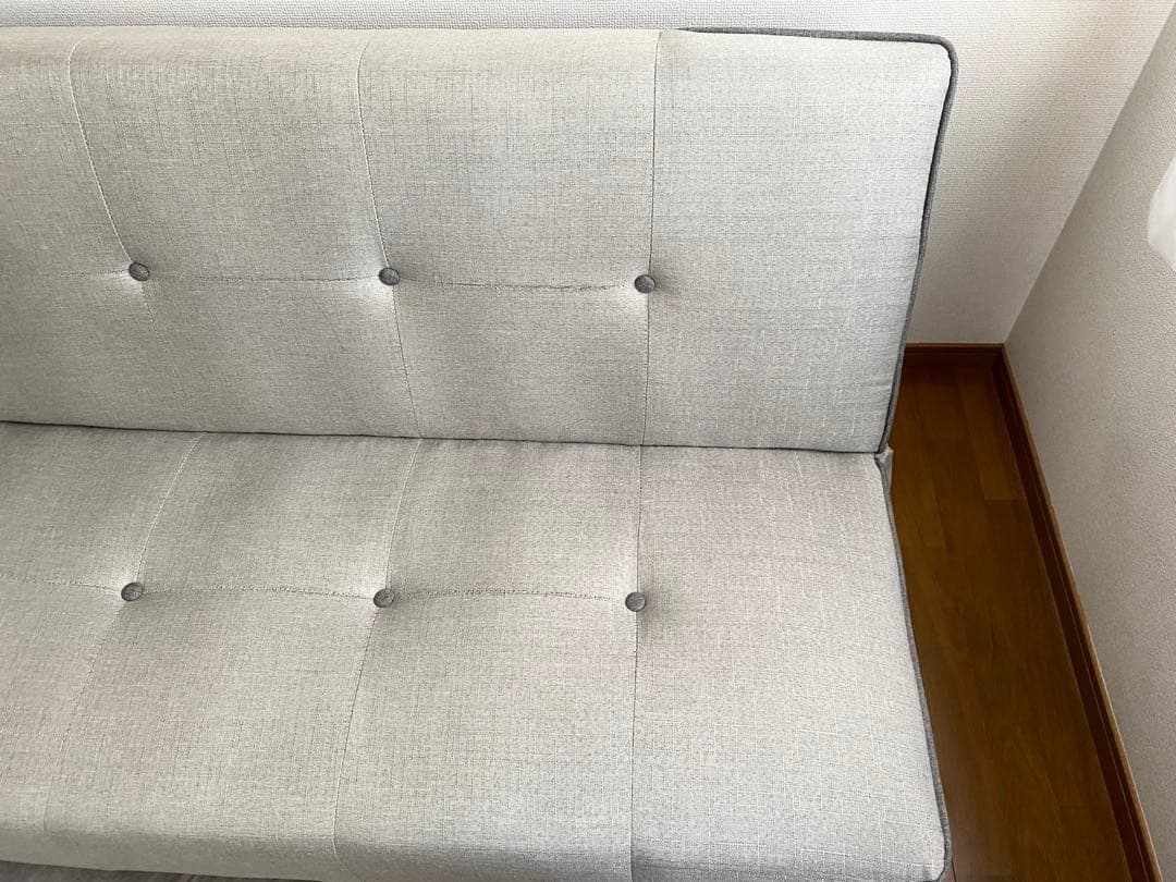 引取り限定　グレーのボタン付きファブリックソファ