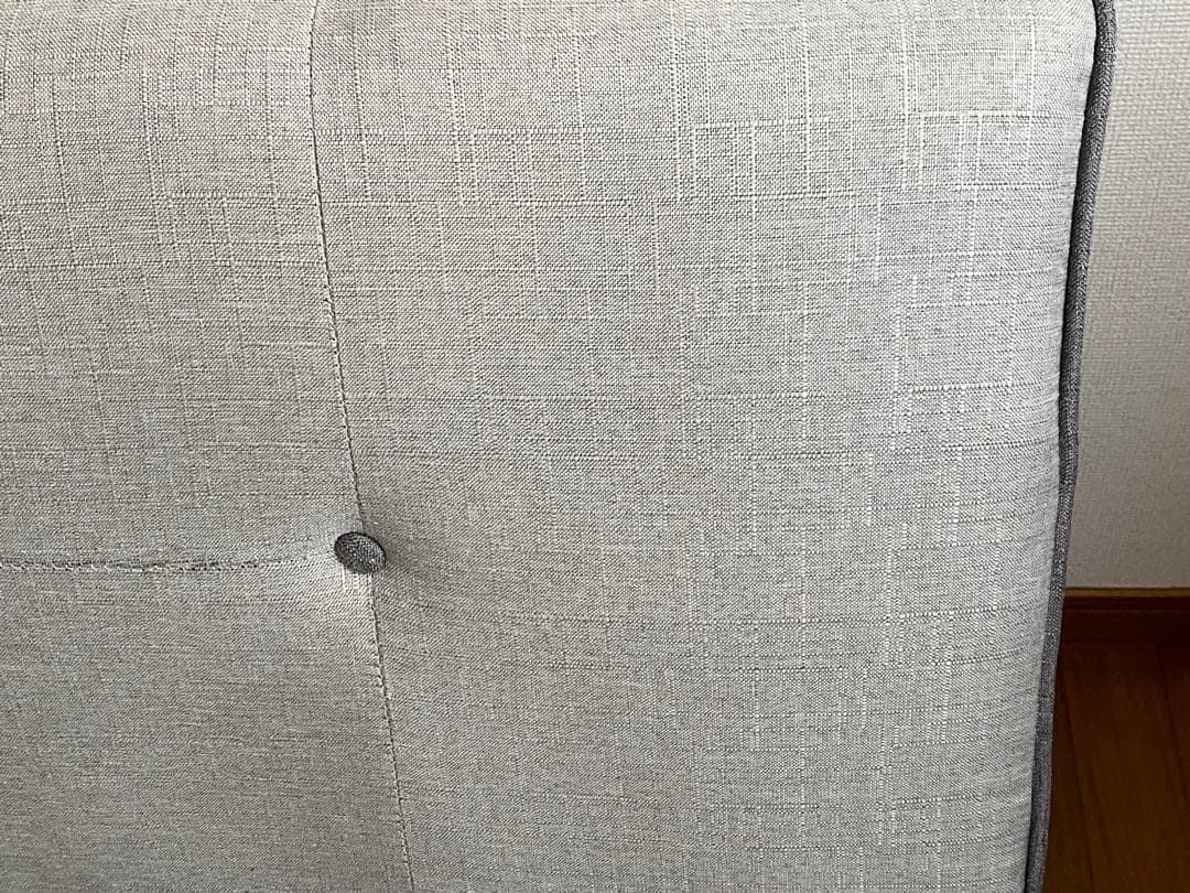 引取り限定　グレーのボタン付きファブリックソファ