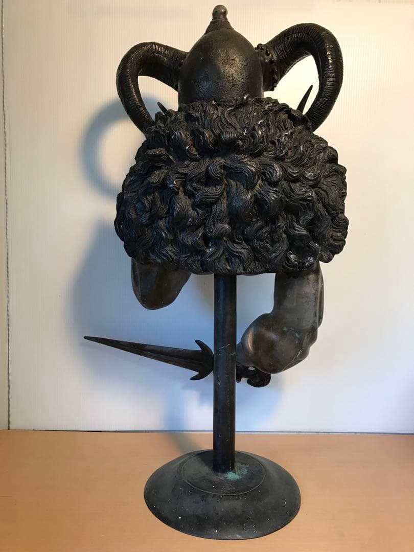 女性の胸像 金属製 角のあるヘルメット 剣 台座付
