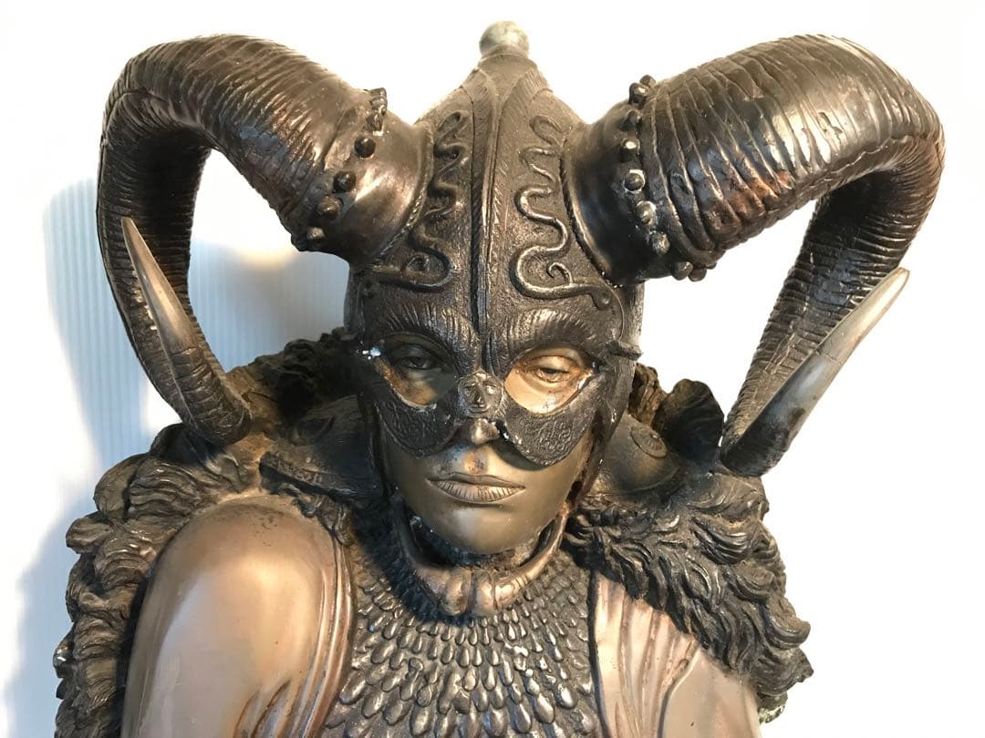 女性の胸像 金属製 角のあるヘルメット 剣 台座付