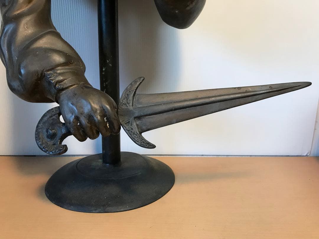 女性の胸像 金属製 角のあるヘルメット 剣 台座付