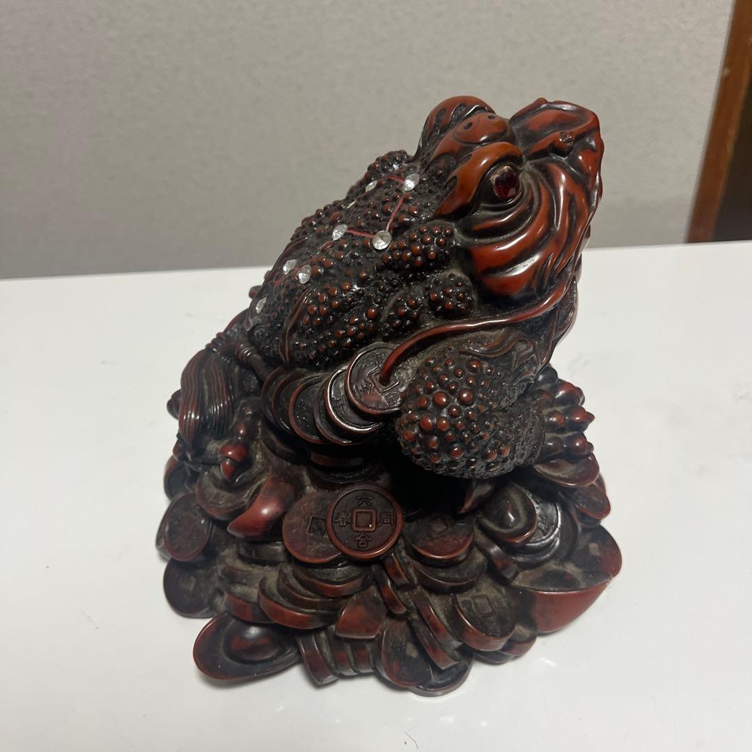 木製カエル彫刻 宝物の付き
