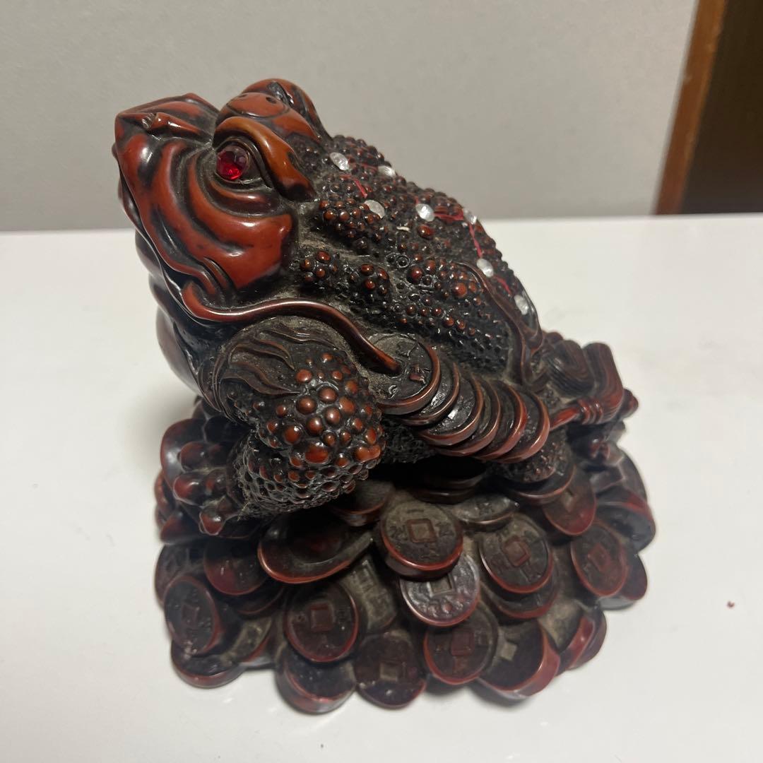 木製カエル彫刻 宝物の付き