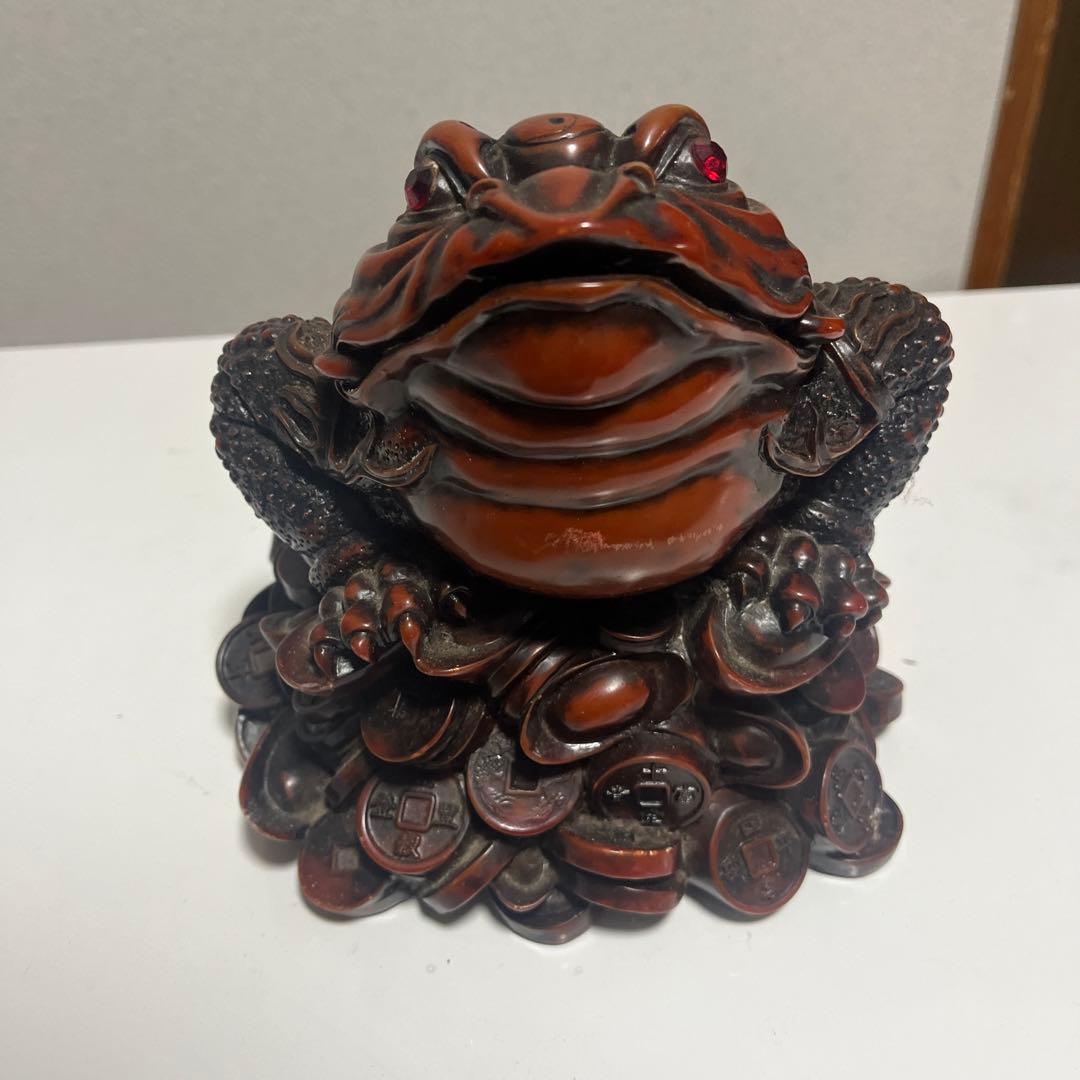 木製カエル彫刻 宝物の付き
