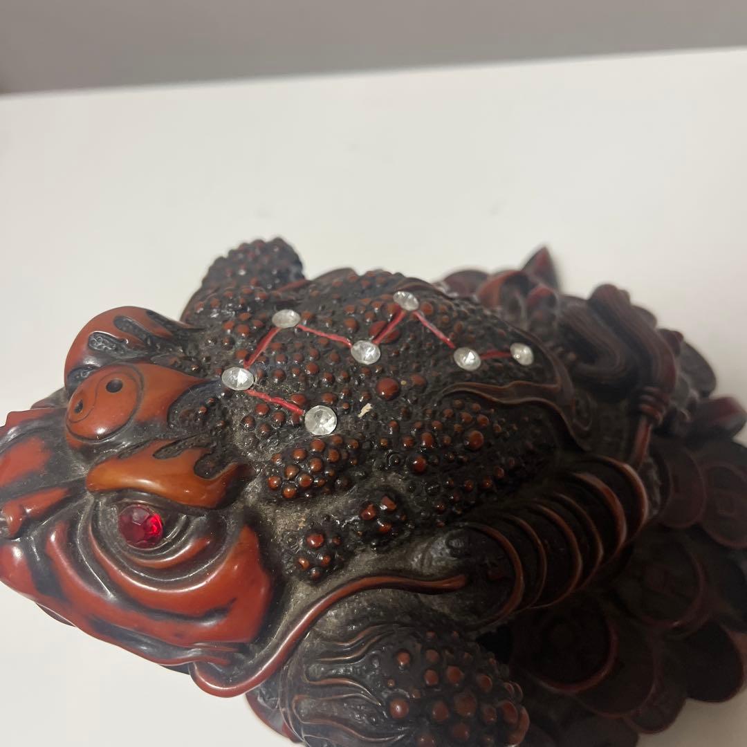 木製カエル彫刻 宝物の付き