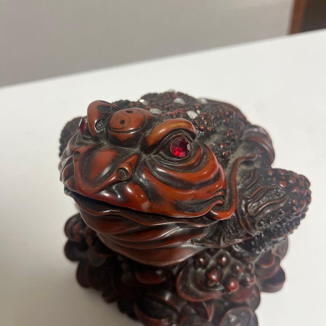 木製カエル彫刻 宝物の付き