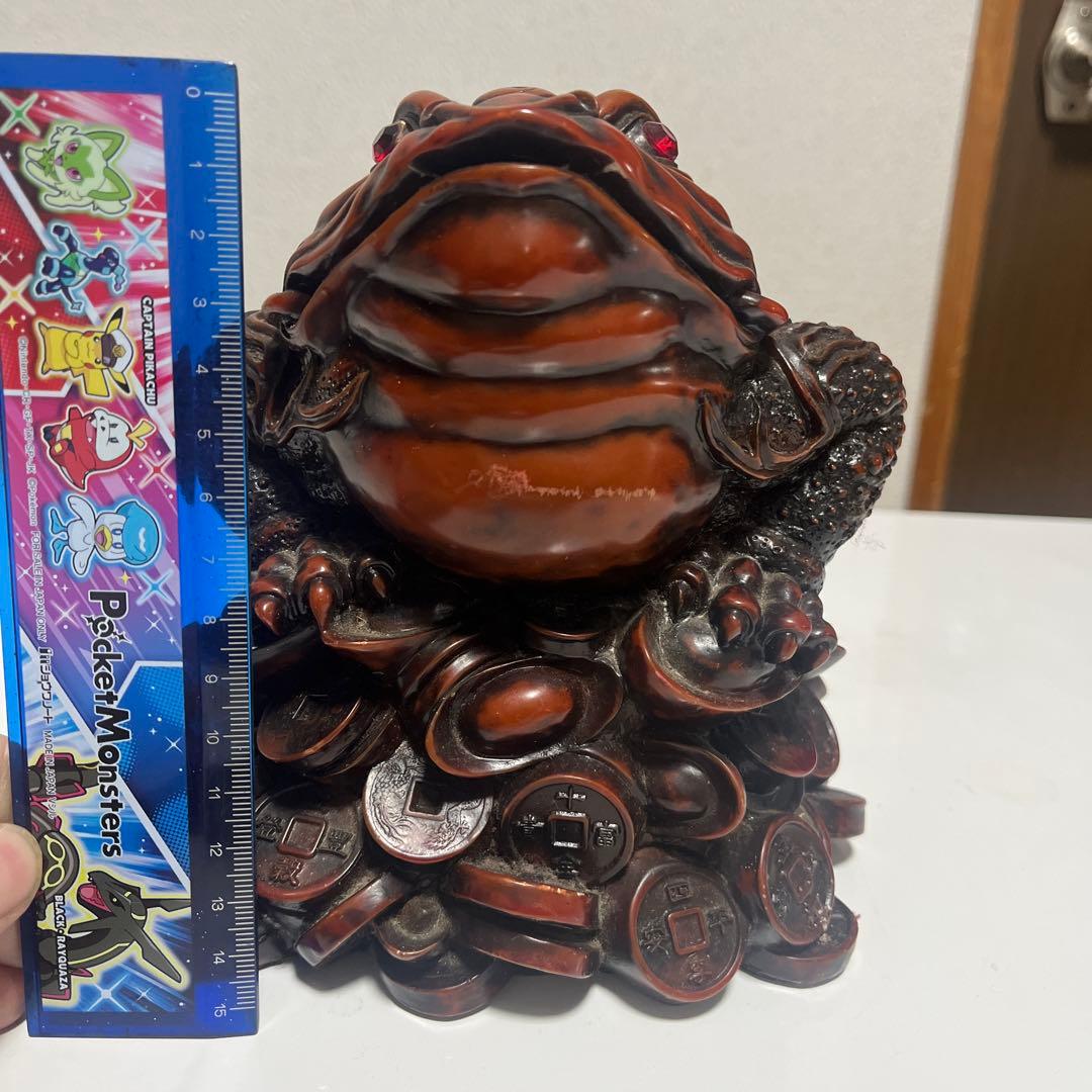 木製カエル彫刻 宝物の付き