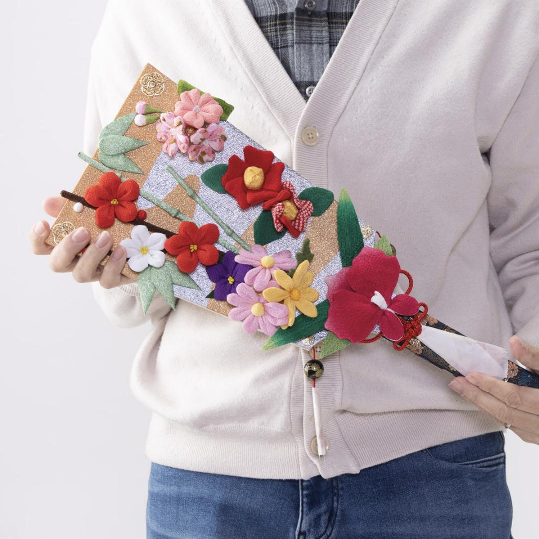 羽子板 ちりめん押し絵 / 花飾り（台付き）C