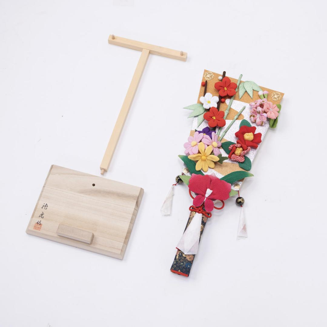 羽子板 ちりめん押し絵 / 花飾り（台付き）C