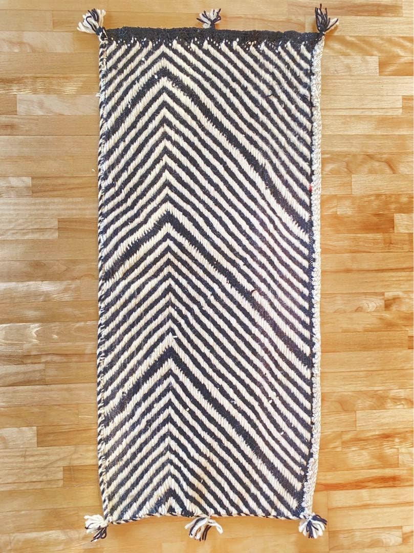 モロッコ直輸入 手織りラグ モノトーン 幾何学柄 一点物 ※傷あり