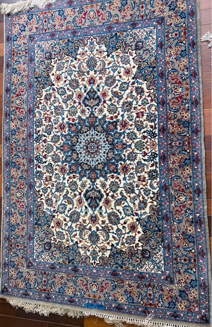 ペルシャ絨毯本物手織りタブリーズ産、素材:シルクとウール非常に綺麗