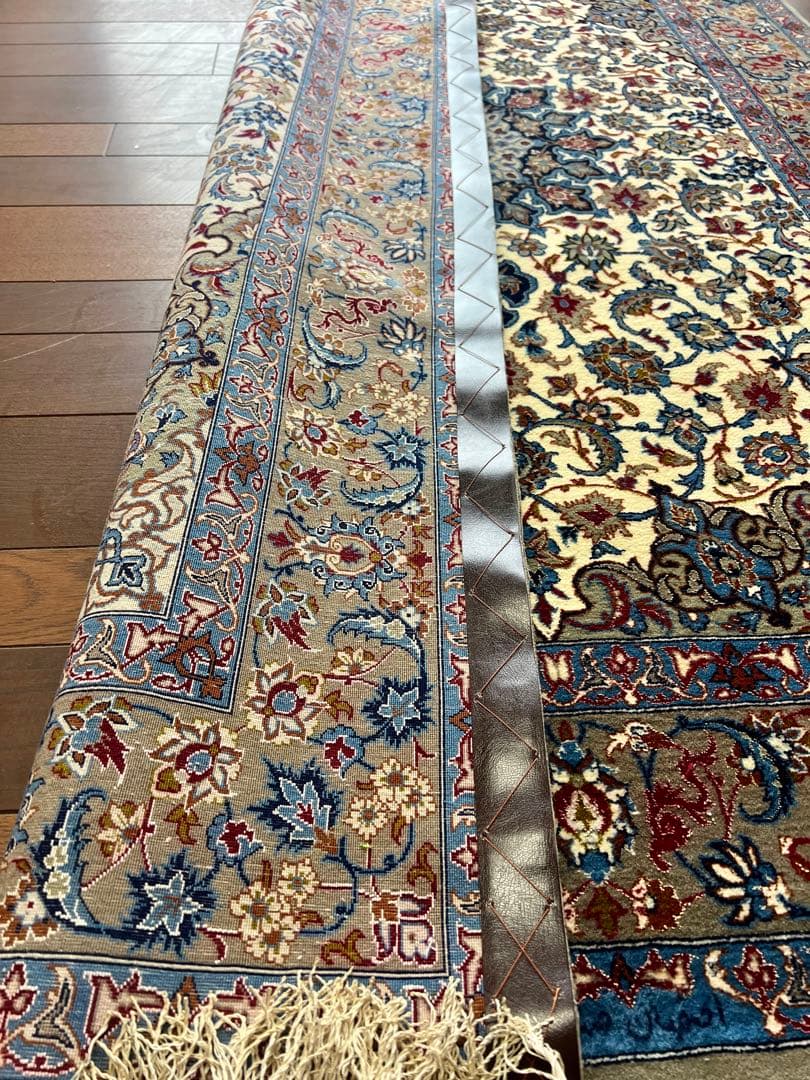 ペルシャ絨毯本物手織りタブリーズ産、素材:シルクとウール非常に綺麗