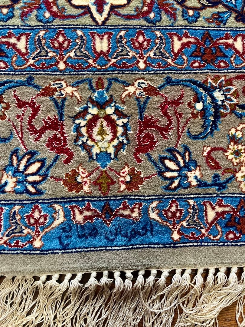 ペルシャ絨毯本物手織りタブリーズ産、素材:シルクとウール非常に綺麗