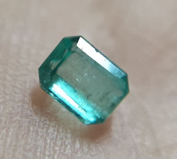 天然蛍光エメラルド ルース 0.417ct